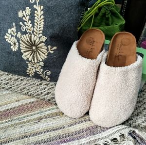 *NWOT* Nicole Miller Faux Fur Clog